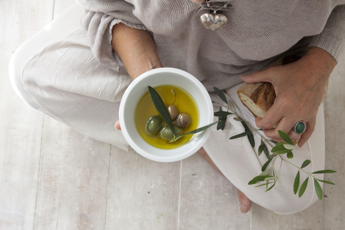 https://hub.rectmedia.com/sumberayu/images/news/2025/olive-oil-vs-coconut-oil.jpg